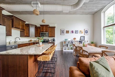 Kitchen or kitchenette, Dining area, dishwasher, oven, pet friendly, stove