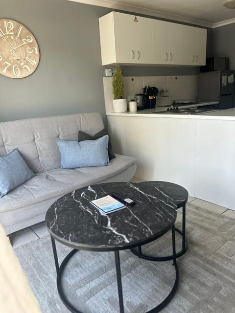 Coffee/tea facilities, Living room, Seating area