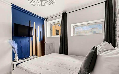 Communal lounge/ TV room, Bed, TV and multimedia, Photo of the whole room, Beach, Bedroom
