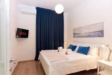 Bed, TV and multimedia, Photo of the whole room, Bedroom, towels, air conditioner