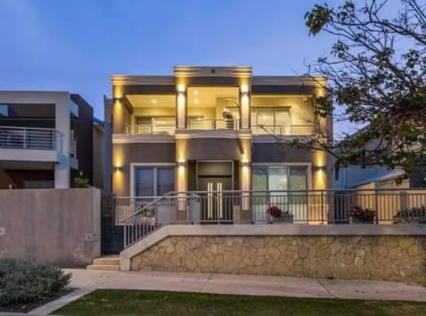 Property building, Day, Garden, View (from property/room), Balcony/Terrace, Garden view