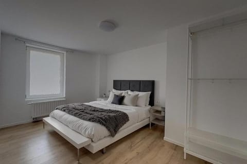 Jean 1C Brussels-Charleroi-Airport Apartment in Charleroi