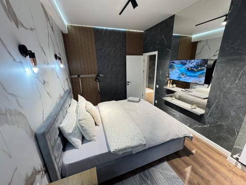 TV and multimedia, Photo of the whole room, Bedroom