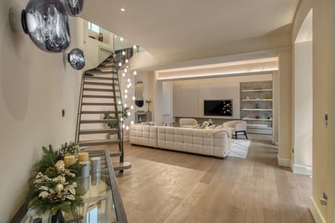 Communal lounge/ TV room, TV and multimedia, Living room, Seating area, Evening entertainment