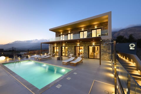 Property building, Patio, Day, Pool view, Swimming pool, sunbed