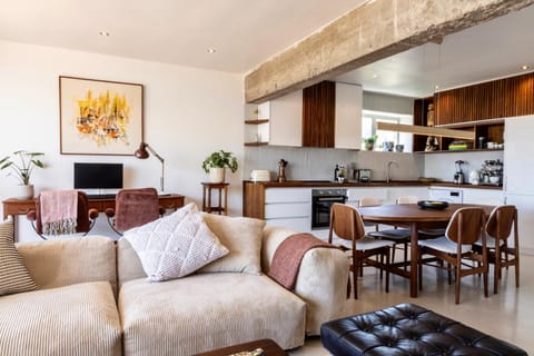 Kitchen or kitchenette, Living room, Seating area, Dining area