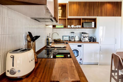 Coffee/tea facilities, Kitchen or kitchenette, dishwasher, toaster, washing machine