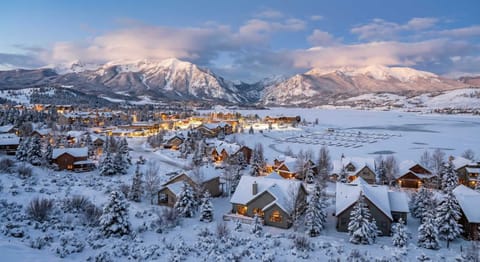 Dillon Retreat with Lake Views and Private Hot Tub House in Dillon