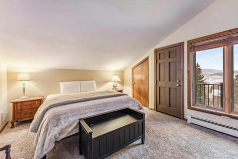 Dillon Retreat with Lake Views and Private Hot Tub House in Dillon