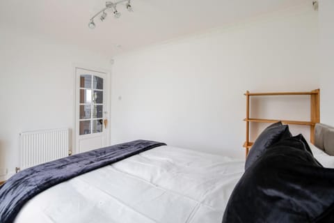 5-bedroom home in trendy Dibsbury area Manchester with parking House in Manchester