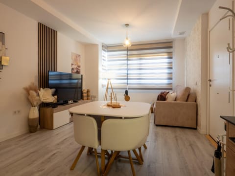 TV and multimedia, Living room, Seating area, Dining area