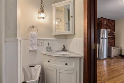 Newburyport Flat Downtown Living King Bed Apartment in Newburyport