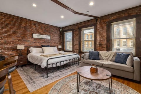 Newburyport Flat Downtown Living King Bed Apartment in Newburyport