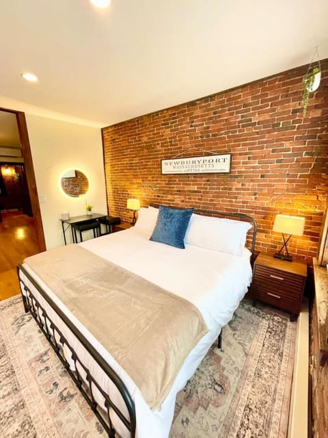 Newburyport Flat Downtown Living King Bed Apartment in Newburyport
