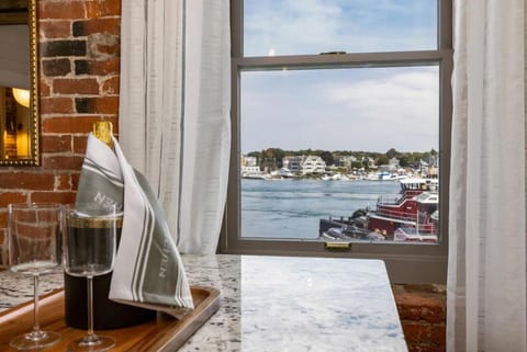 Tugboat Vista 2 Bedroom Downtown Portsmouth Apartment in Portsmouth