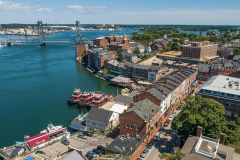 Tugboat Vista 2 Bedroom Downtown Portsmouth Apartment in Portsmouth