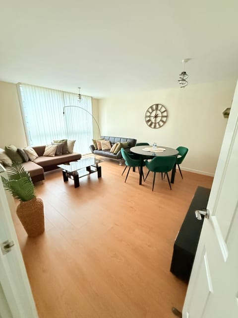 Central Hub Flat Apartment in Milton Keynes