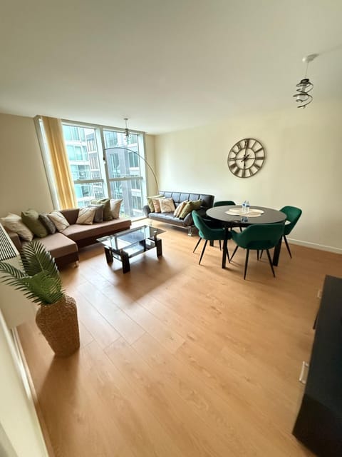 Central Hub Flat Apartment in Milton Keynes
