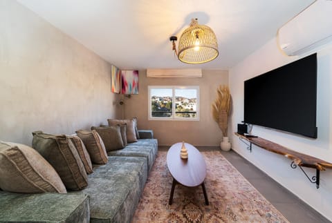 Communal lounge/ TV room, TV and multimedia, Living room, Seating area, Evening entertainment