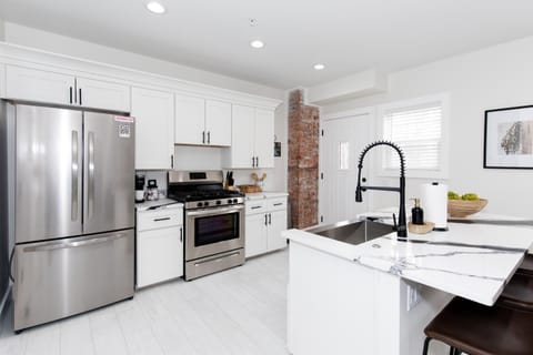 Adjoining Condominium Units Sleeps 12 in Downtown Sandusky! House in Sandusky