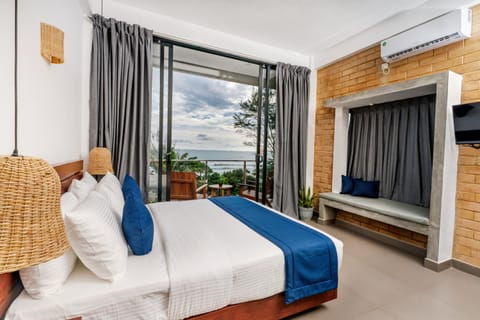 Bed, TV and multimedia, View (from property/room), Photo of the whole room, Sea view
