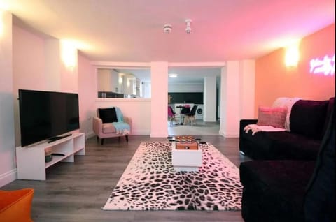 Duplex Stay With Hot Tub Opposite Stadium Apartment in Cardiff