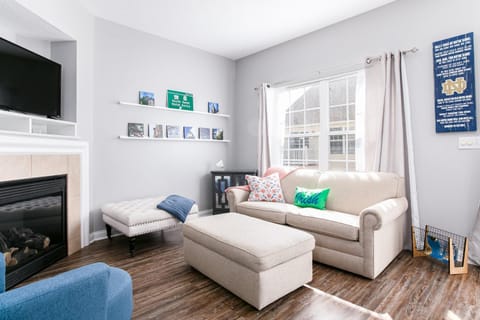 Golden Dome Getaway Townhome Close To ND Apartment in Roseland