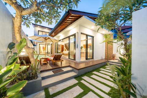 Property building, Patio, Day, Garden, Garden view, Swimming pool