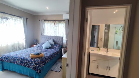 Monique's AirCon Rm Prvt BthRm TV Bed and Breakfast in Auckland