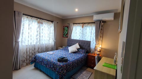 Monique's AirCon Rm Prvt BthRm TV Bed and Breakfast in Auckland