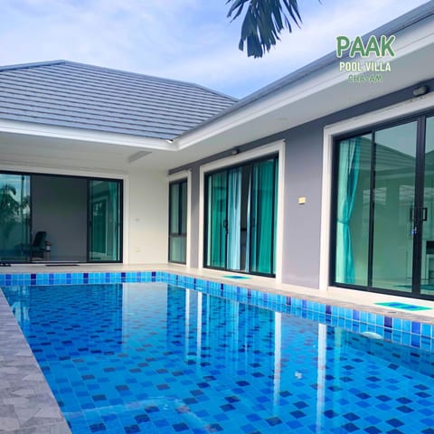 Property building, Day, Pool view, Swimming pool, Swimming pool