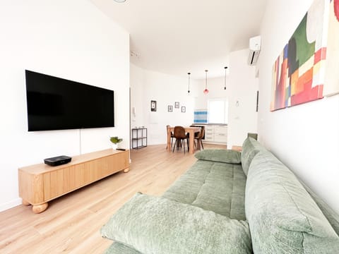Communal lounge/ TV room, TV and multimedia, Living room, Seating area, Evening entertainment