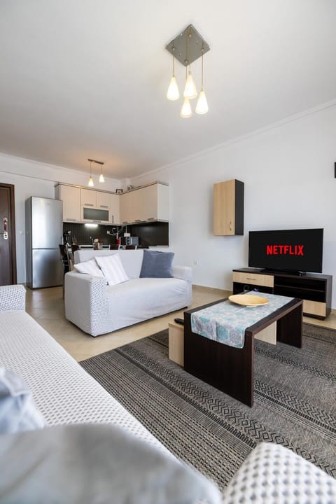 TV and multimedia, Kitchen or kitchenette, Living room, Seating area