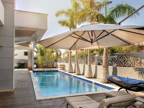 Swimming pool, sunbed