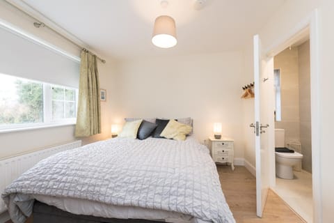 Bed, Bathroom, Photo of the whole room, Bedroom, towels