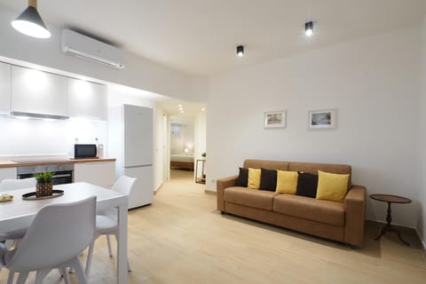 Kitchen or kitchenette, Living room, Seating area, Dining area