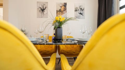 Seating area, Dining area