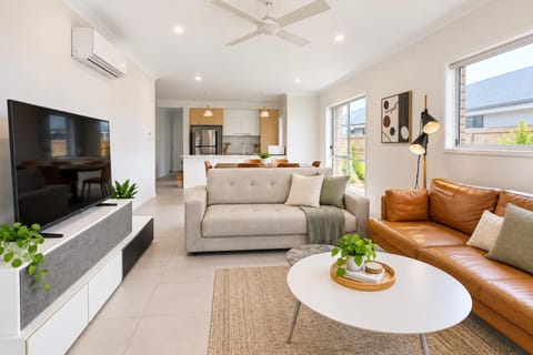 TV and multimedia, Kitchen or kitchenette, Living room, Photo of the whole room, Seating area, Dining area, air conditioner