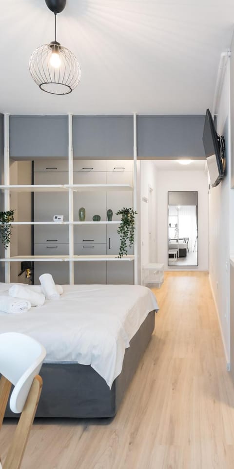 Bed, TV and multimedia, wardrobe