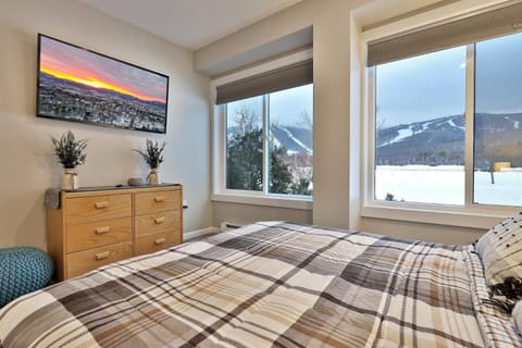 Bed, Bedroom, Mountain view