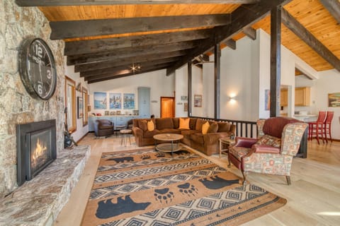 Wanderlust Retreat by Tahoe Getaways - 4BR Pet-Friendly w Fenced Yard, Walking Distance to Lake! House in Tahoe City