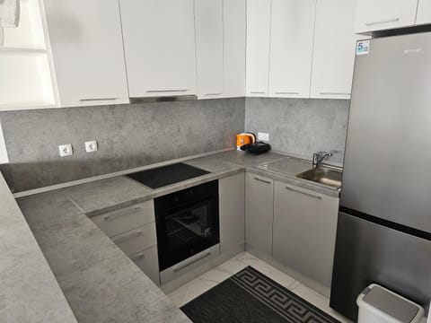 Coffee/tea facilities, Kitchen or kitchenette, oven, stove, toaster