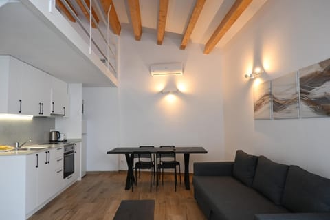 Kitchen or kitchenette, Living room, Seating area, Dining area, stove