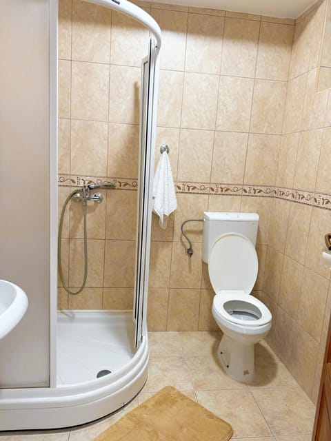 Shower, Toilet, Bathroom, bidet, towels