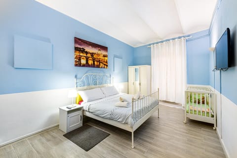 Bed, TV and multimedia, Photo of the whole room, Bedroom, cot, towels