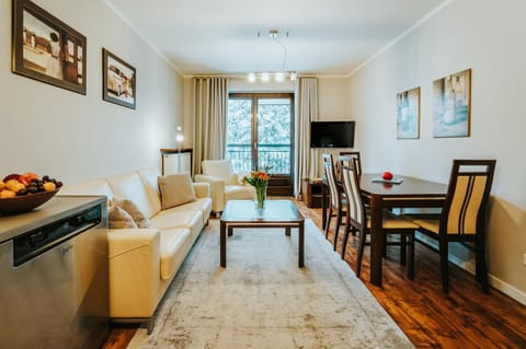 TV and multimedia, Living room, Seating area, Dining area, Evening entertainment