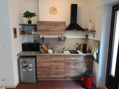 Coffee/tea facilities, Kitchen or kitchenette, microwave, stove, kitchen