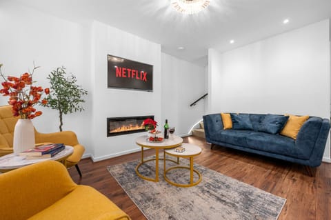 TV and multimedia, Living room, Seating area, fireplace