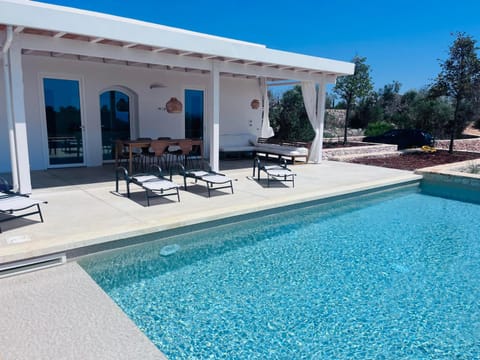 Property building, Patio, Day, Pool view, Swimming pool, sunbed