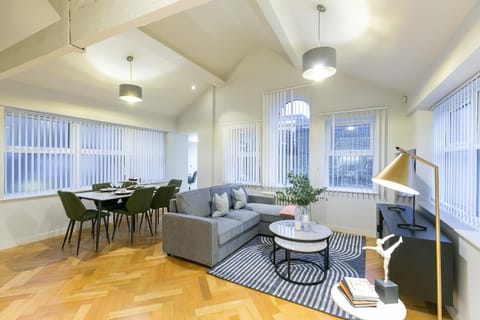 TV and multimedia, Living room, Seating area, Dining area